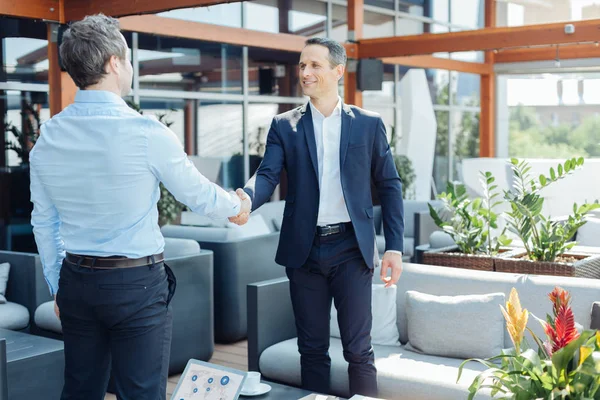 Vrolijke succesvolle zakenlui kijken naar elkaar — Stockfoto