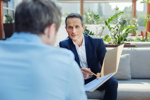 Agradable hombre de negocios guapo mirando a su socio de negocios — Foto de Stock