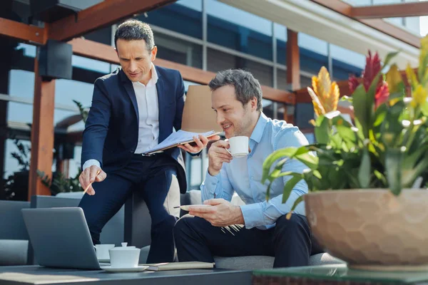 Alegre empresario encantado escuchando a su socio de negocios — Foto de Stock