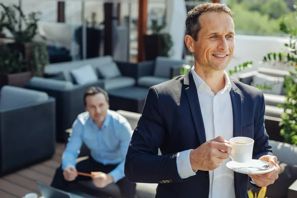 Wesoły smart przedsiębiorcy picia kawy — Zdjęcie stockowe