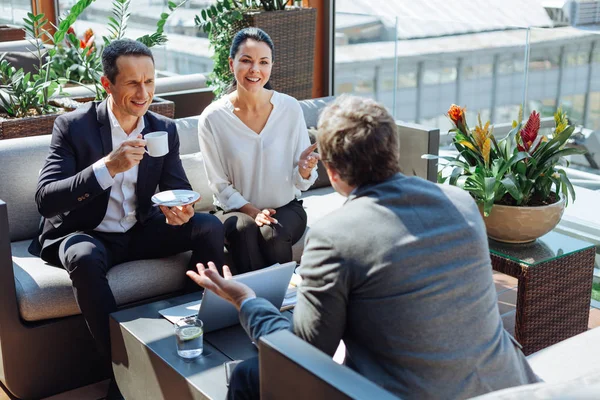 İyi vakit geçiriyor mutlu neşeli arkadaşları