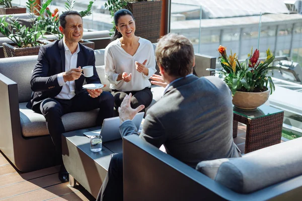 Öğle yemeğinde toplantı olumlu neşeli arkadaşları