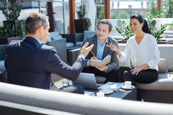 Alegres colegas emocionales hablando entre sí — Foto de Stock