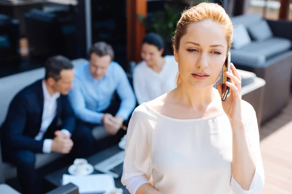 Привлекательная деловая женщина разговаривает по телефону — стоковое фото