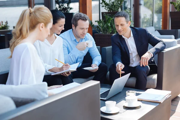 Bonitos colegas inteligentes escuchando a su manager — Foto de Stock