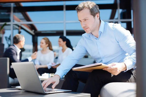 Kafede çalışan yakışıklı ciddi adam