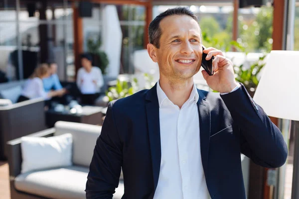 Blij positieve man met een aangenaam telefoongesprek — Stockfoto
