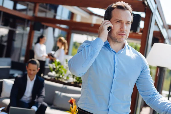 Zelfverzekerde ernstige man luistert aan zijn gesprekspartner — Stockfoto