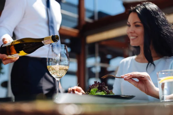 Selectieve aandacht van een glas gevuld met wijn — Stockfoto