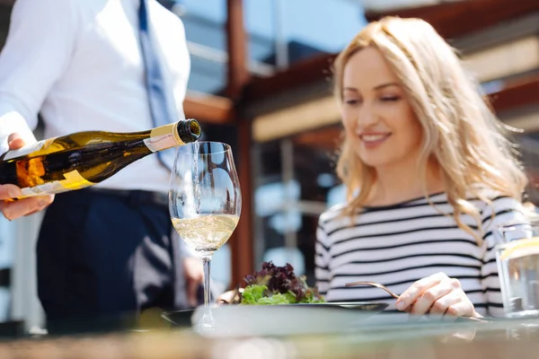 Seçici odak masada cam duran