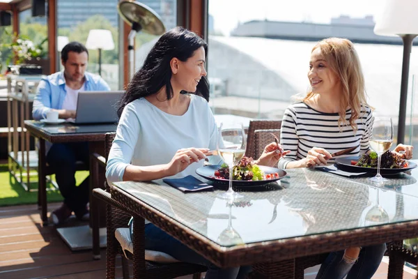 Mujeres positivas encantadas hablando entre sí — Foto de Stock