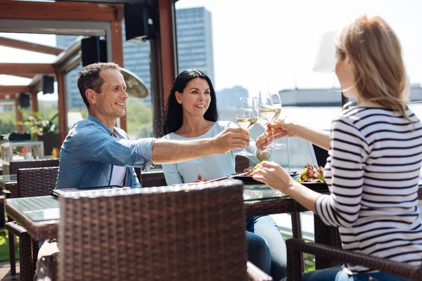 Glada positiva människor njuter av deras vin — Stockfoto