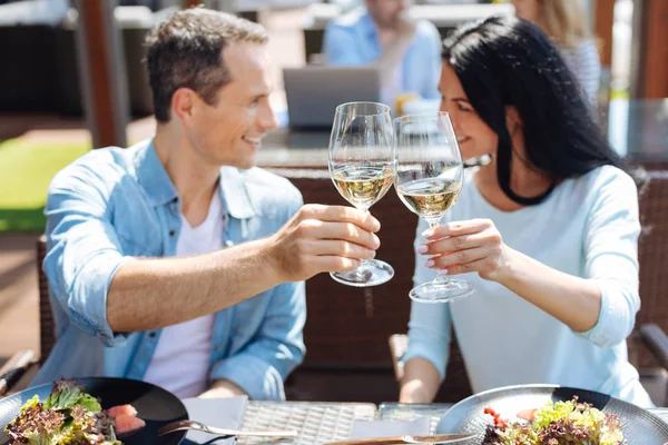 Очки с вином в руках милой счастливой пары — стоковое фото