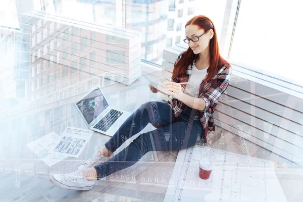 Ijverig werknemer die werkt in een lichte kantoor — Stockfoto