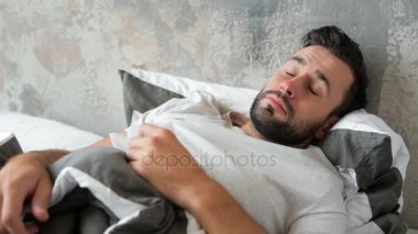 Sinirli adam yatakta grip belirtileri acı