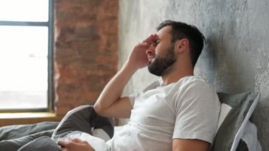 Bin yıllık zavallı şiddetli baş ağrısı ile mücadele
