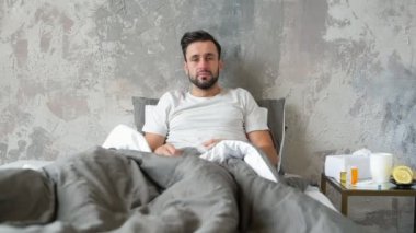 Hasta adam yatakta onun kırmızı burun üfleme