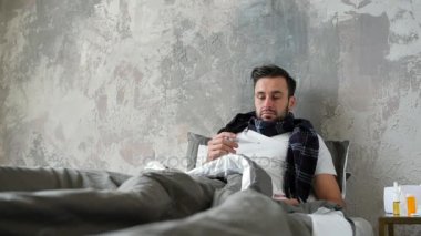 Termometre seyir yorgun genç adam