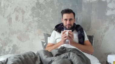 Hasta bin yıllık adam kameraya çay yudumlarken arıyorsunuz