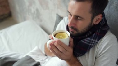 Hasta beyefendi onun fincan limonlu çay keyfi