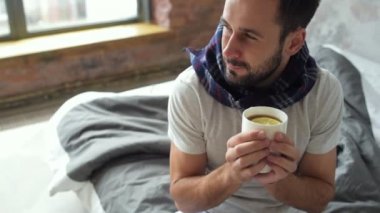 Çay içme ve hoş bir şey düşünüyor dalgın hasta adam