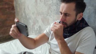 Pozitif hasta adam görüntülü arama yaparken öksürük fikirli