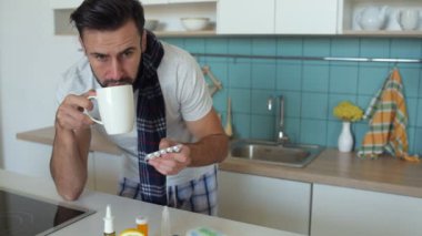 Hap alarak önce talimat okuma sinirli hasta adam