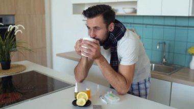 Hasta beyefendi çay içme gülümseyen ve kameraya bakıyor