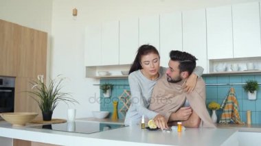 Sonra hasta bin yıllık adam gülümseyen genç bayan