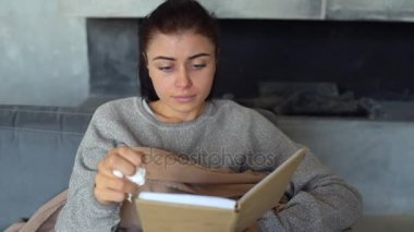 Doku ile kırmızı burun üfleme yorgun genç kadın