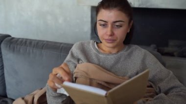 Okuma ve burun silmekten sinirli hasta Bayan