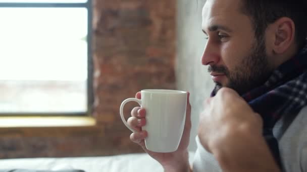 Närbild av sjuk man njuter kopp te — Stockvideo