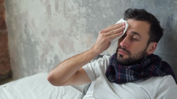 Homem doente preocupado limpando a testa com tecido — Vídeo de Stock