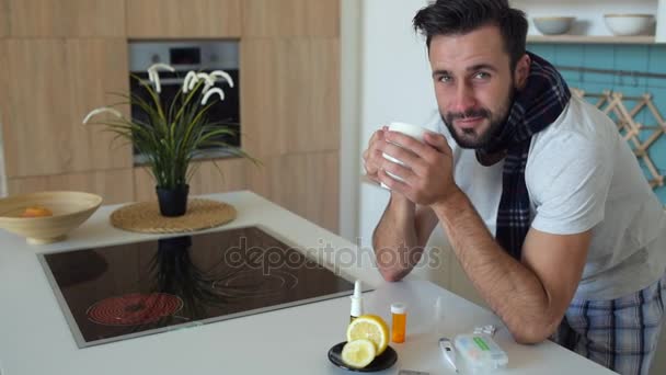 Cara de mente positiva olhando para a câmera enquanto se aquece — Vídeo de Stock