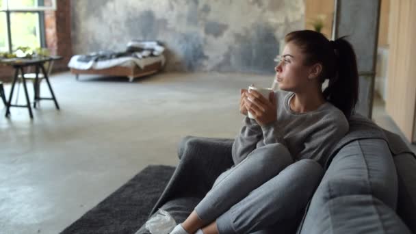 Уставшая больная женщина разогревается и пьет чай — стоковое видео