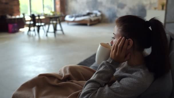 Señora molesta relajarse con la taza de té en casa — Vídeos de Stock
