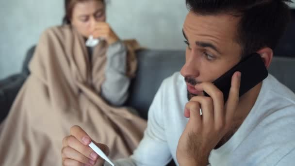 Jeune homme inquiet en consultation avec un médecin au téléphone — Video