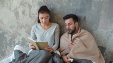 Düşünceli bin yıllık kız hasta kocası kadar tezahürat ve kitap okuma