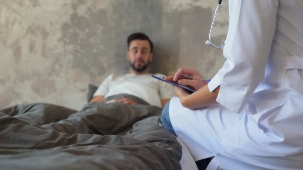Evde kadın doktor ziyaret hasta yakın çekim — Stok video