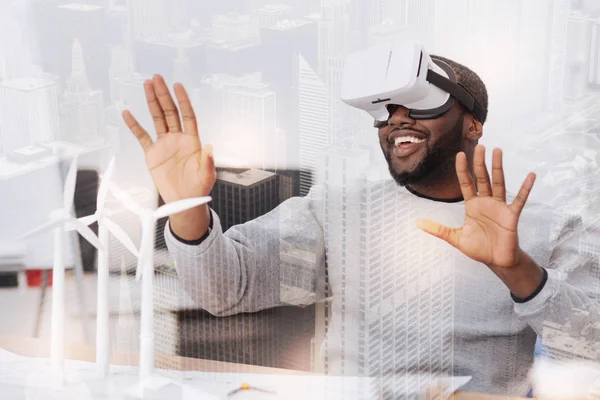 Positivo afroamericano usando gafas de realidad virtual —  Fotos de Stock