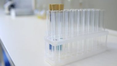 Test tüpleri parlak kimyasal maddeler içeren kümesi