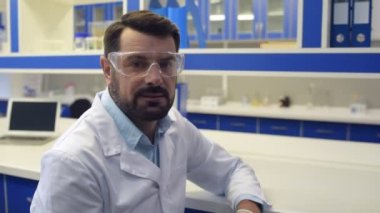 Özel gözlük takan ciddi olgun kimyager portre çekim