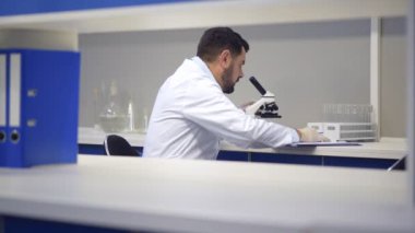 Mikroskop seyir ve gözlemler kaydetti olgun bilim adamı