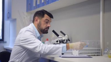 Biraz şaşırmış araştırmacı gözlemlerini yazma