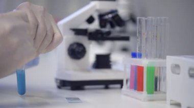 Erkek araştırmacı Laboratuarda örnekleri hazırlama kapat