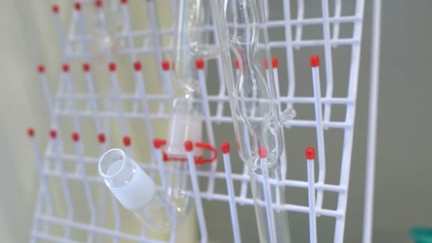 Primer plano del equipo de vidrio de laboratorio colgado para la filtración de fluidos — Vídeo de stock