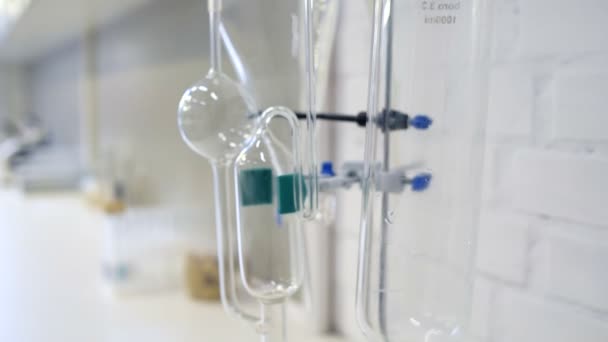 Gros plan du stand de laboratoire avec verrerie 