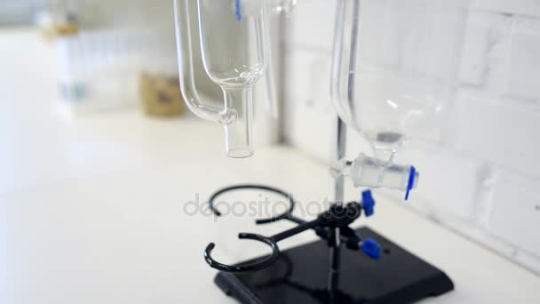 Vue agrandie sur verrerie de laboratoire fixe fixée sur pied 