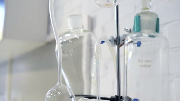 Gros plan des fournitures de verre sur support en acier de chimie 
