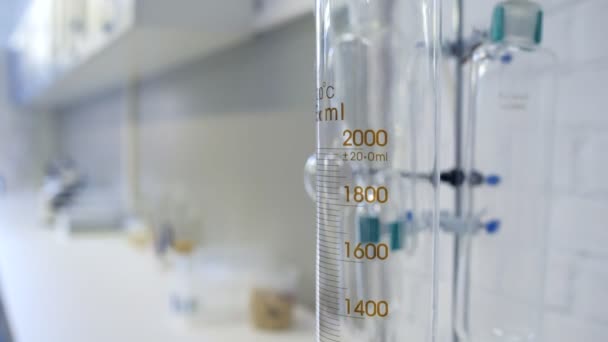 Close up van professionele glazen cilinder op chemie lab — Stockvideo